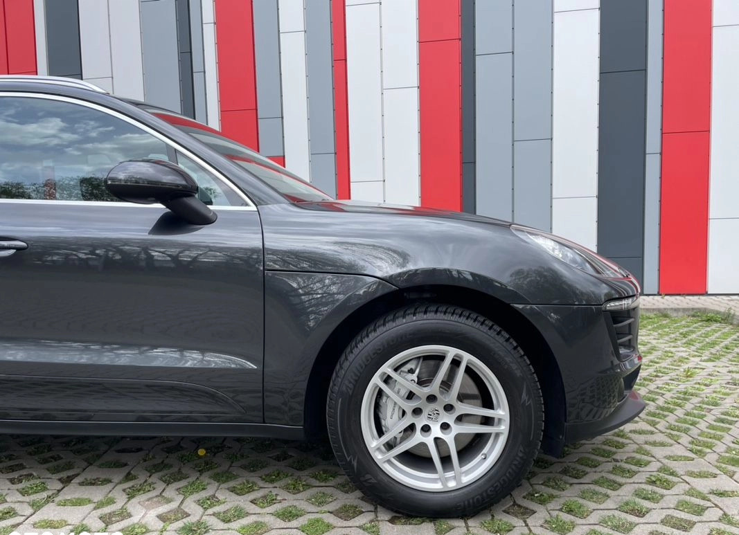 Porsche Macan cena 165900 przebieg: 98600, rok produkcji 2017 z Kisielice małe 191